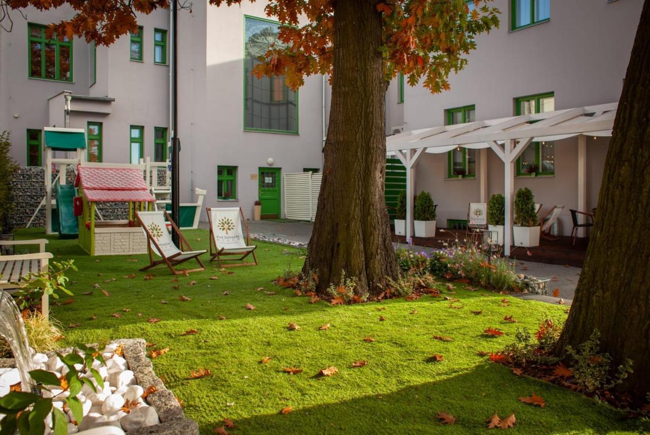 Hotel Pod Zelenym Dubem Bohumín Exteriör bild