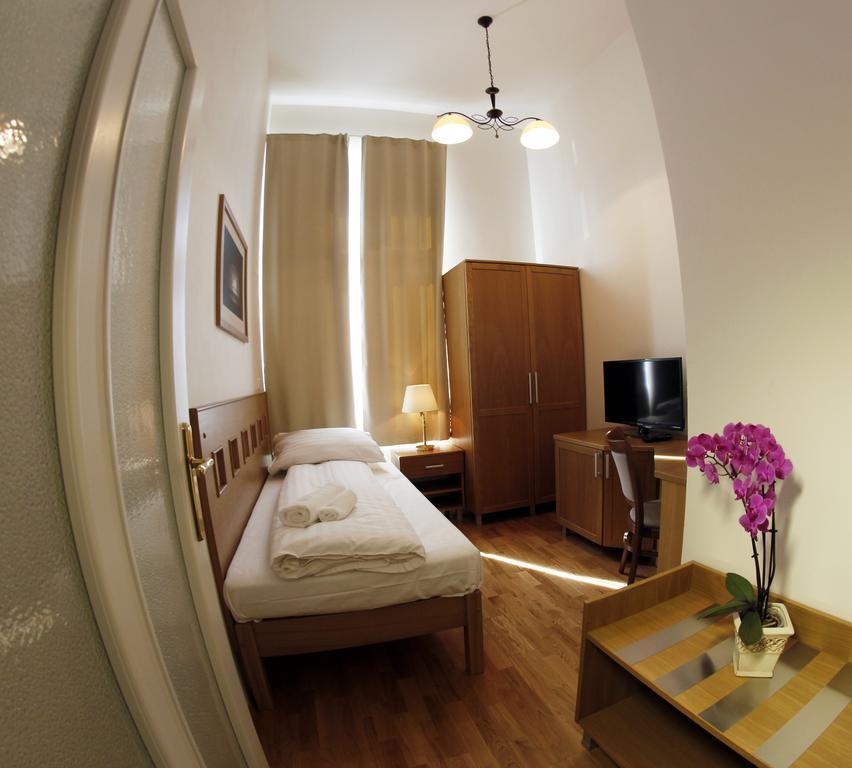 Hotel Pod Zelenym Dubem Bohumín Exteriör bild
